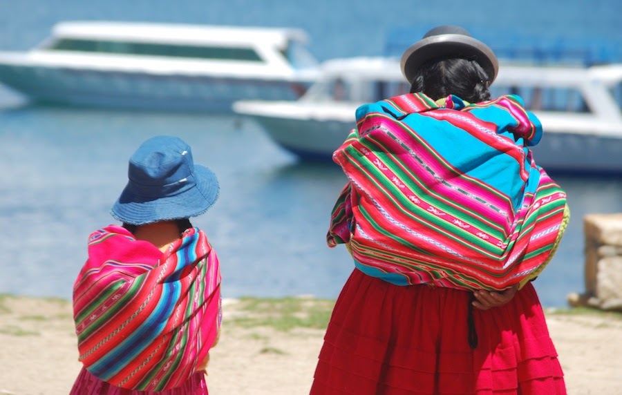 women+daughter+walking+towards+ferries+shore+el+lago+titicaca+copacabana+bolivia