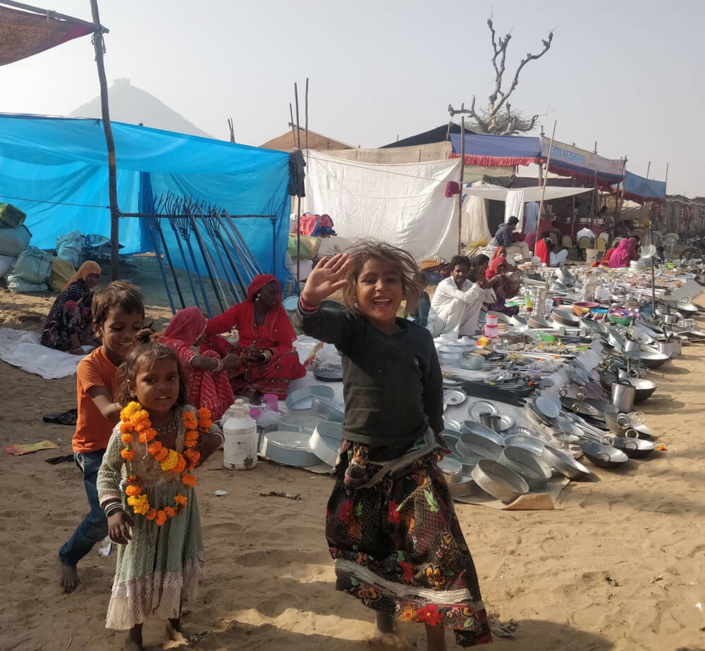 children+playing+around+pushkar+mela+rajasthan