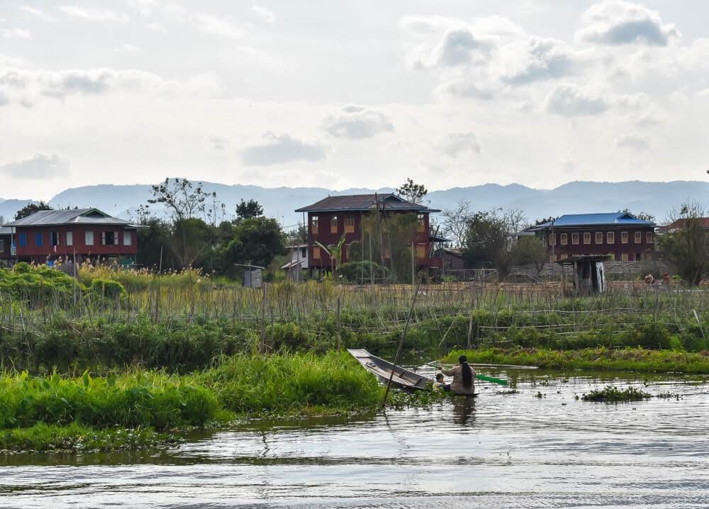 woman+rowing+inle+lake+myanmar