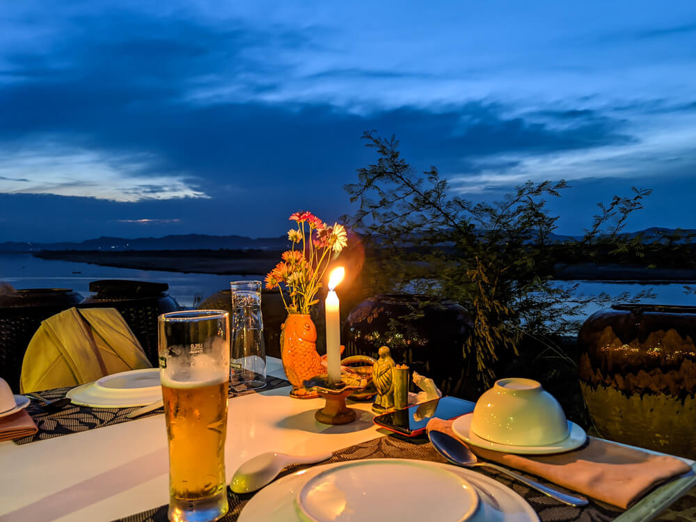 restaurant-in-bagan-by-river-side