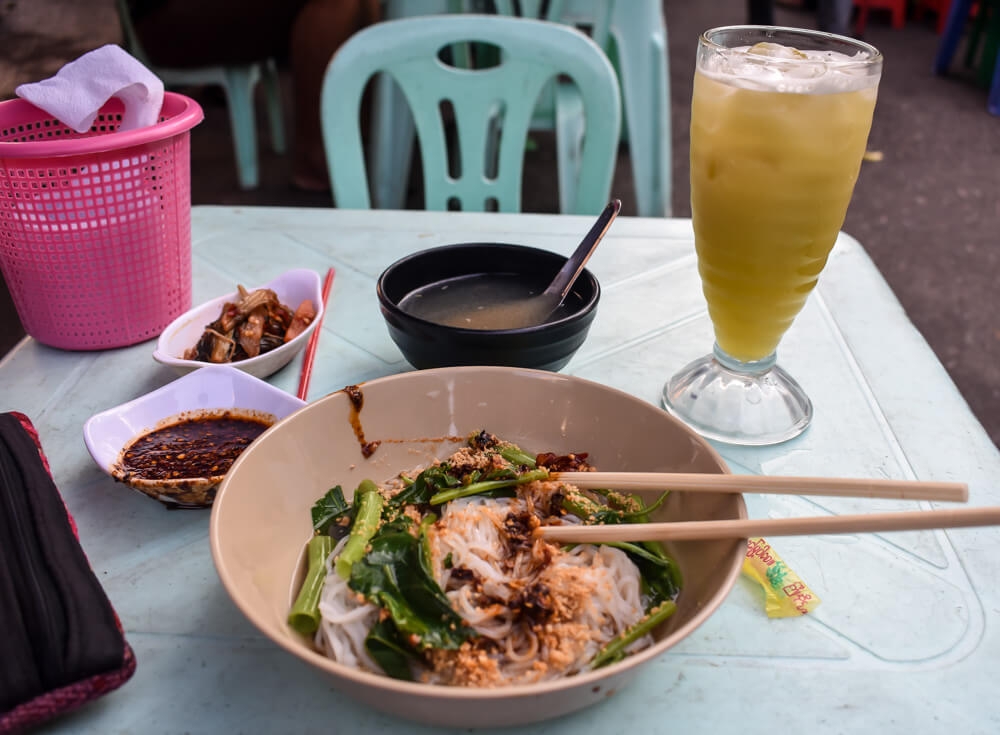 traditional-burmese-food-shan-noodles-vegetarian