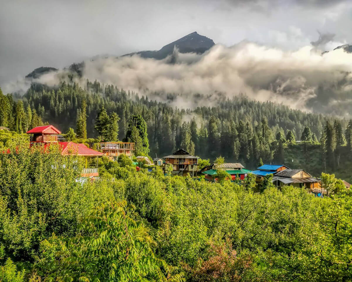 cloudsabovehimalayanmountainskalgavillageparvativalleyhimachal