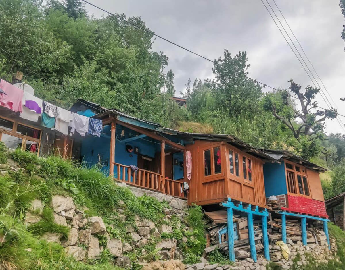 stilt+houses+manali+town+himachal+pradesh