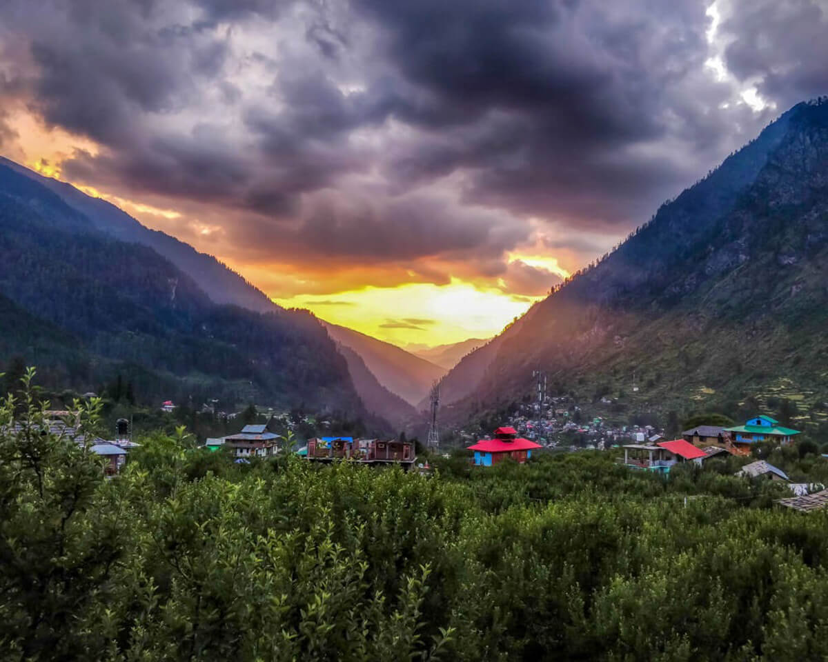 sunsetkalgavillageparvativalleyhimachalpradeshindia