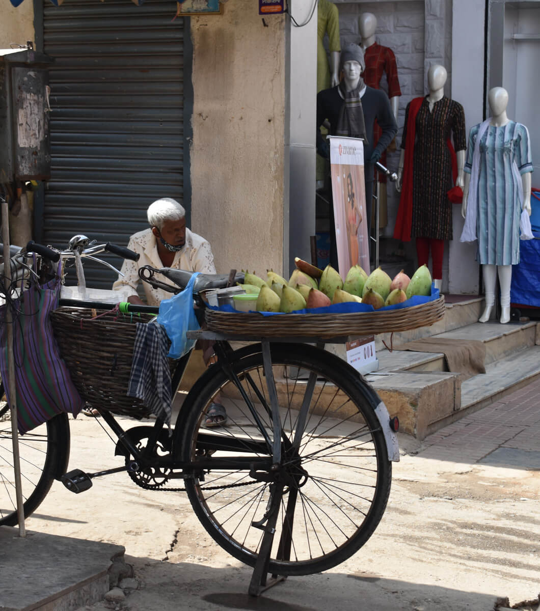 images-of-bangalore-city-street-hawker-sellng-mango.jpg