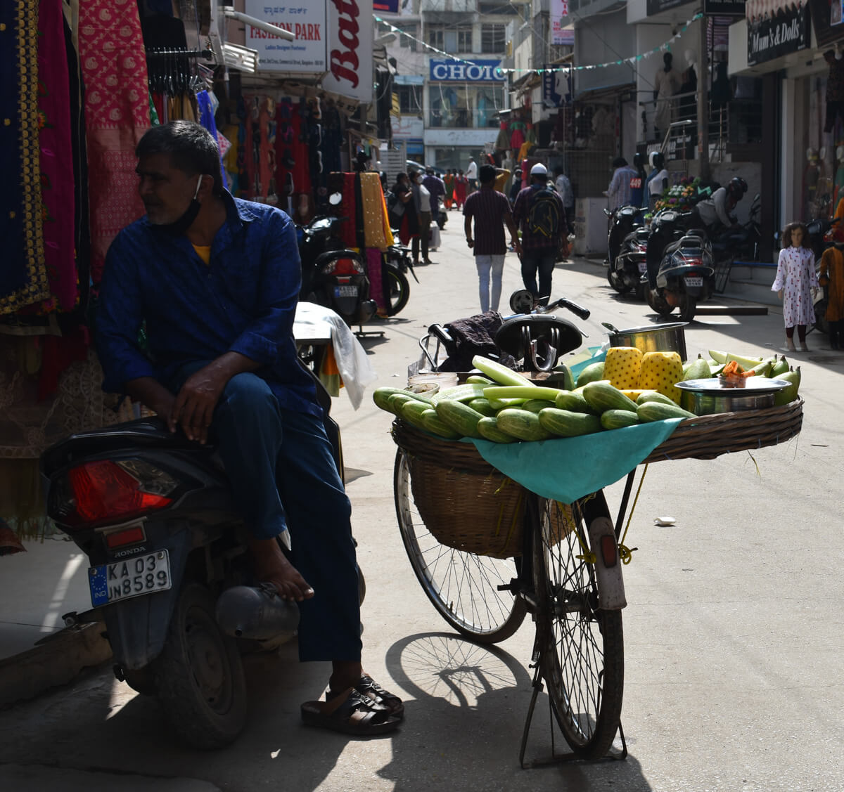 pictures-of-bangalore-city-street-hawker-selling-pineapple-and-cucumber.jpg