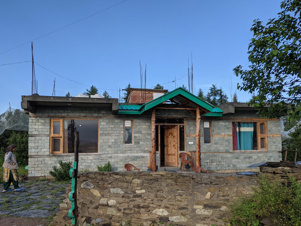 Sunny Picnic at Kanag Devi Temple, Theog (Shimla) – Pastures in Obscurity 20 fagu house