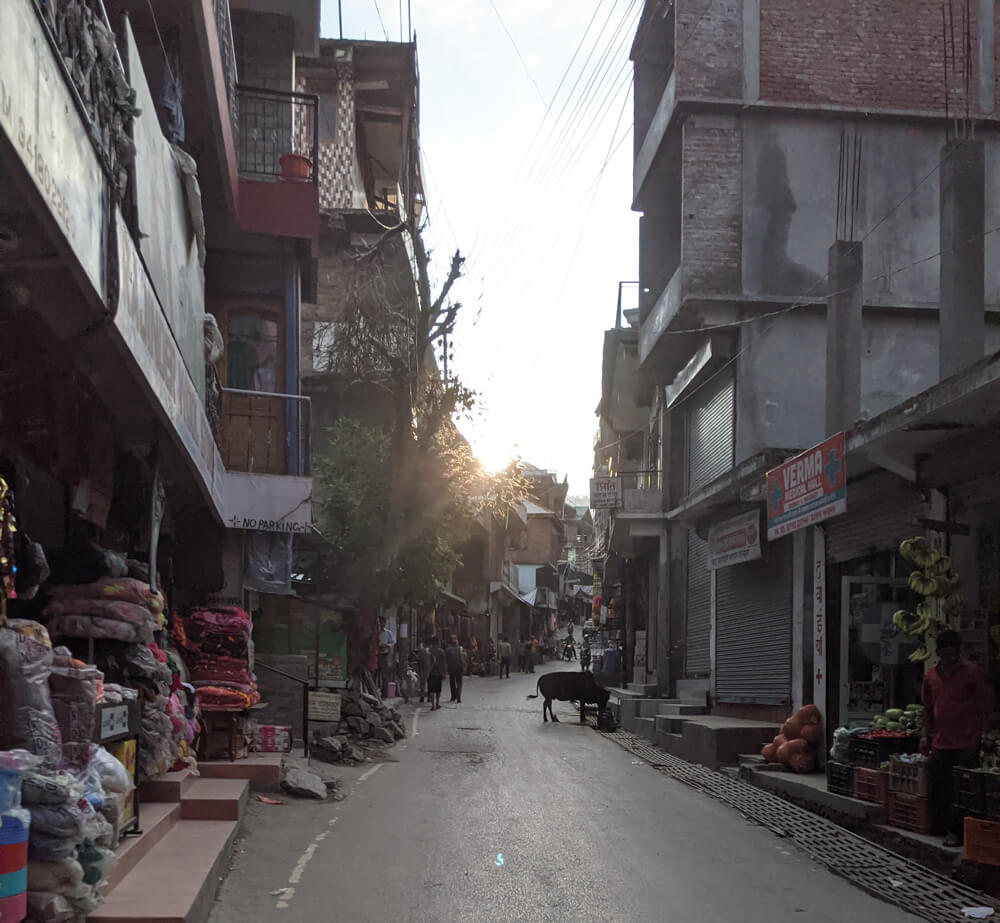 Shoe Shopping in Karsog Mandi – Things Nomadic Writers Have To Do 6 karsog bazaar shops in mandi