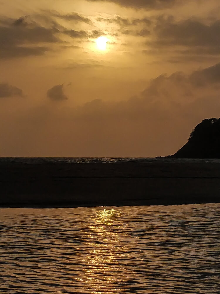 golden sunset agonda goa beach