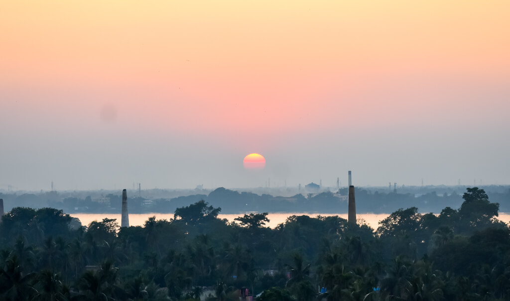 27 Hopeful Photos From 2022 That Show Nature Defy Climate Change 23 sunset-over-kolkata-visible-behind-the-ganga-and-the-brick-furnaces.jpg