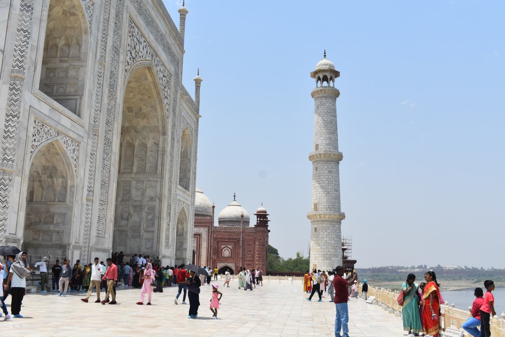 a lot of multicoloured tourists at the taj mahal of agra in india uttar pradesh lucknow