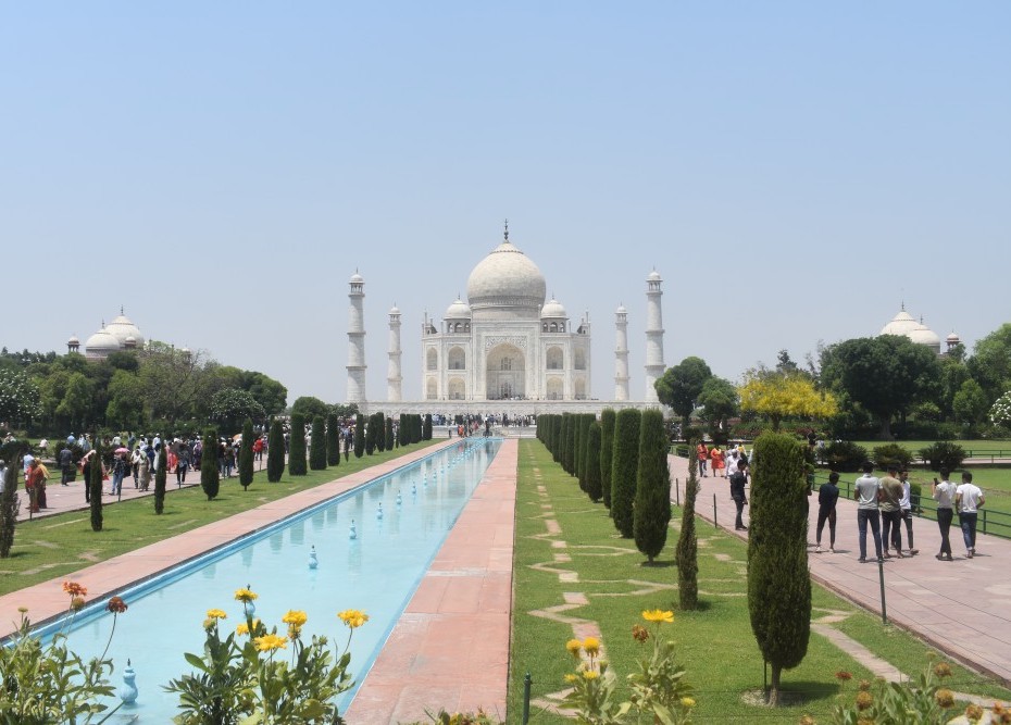 a plain clean front view of the taj