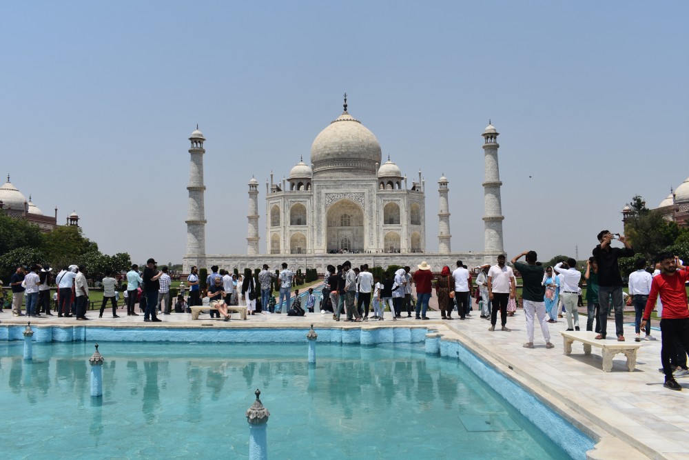 hoards of people at the Taj mahal