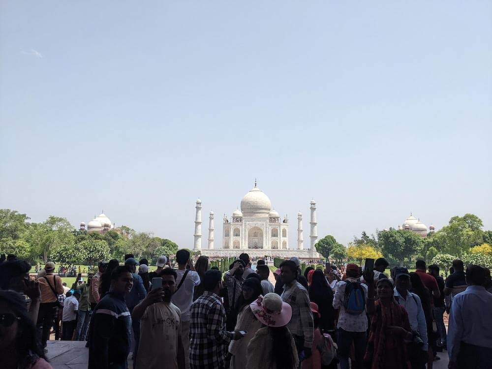 hoards of people gathered to see the taj mahal agra