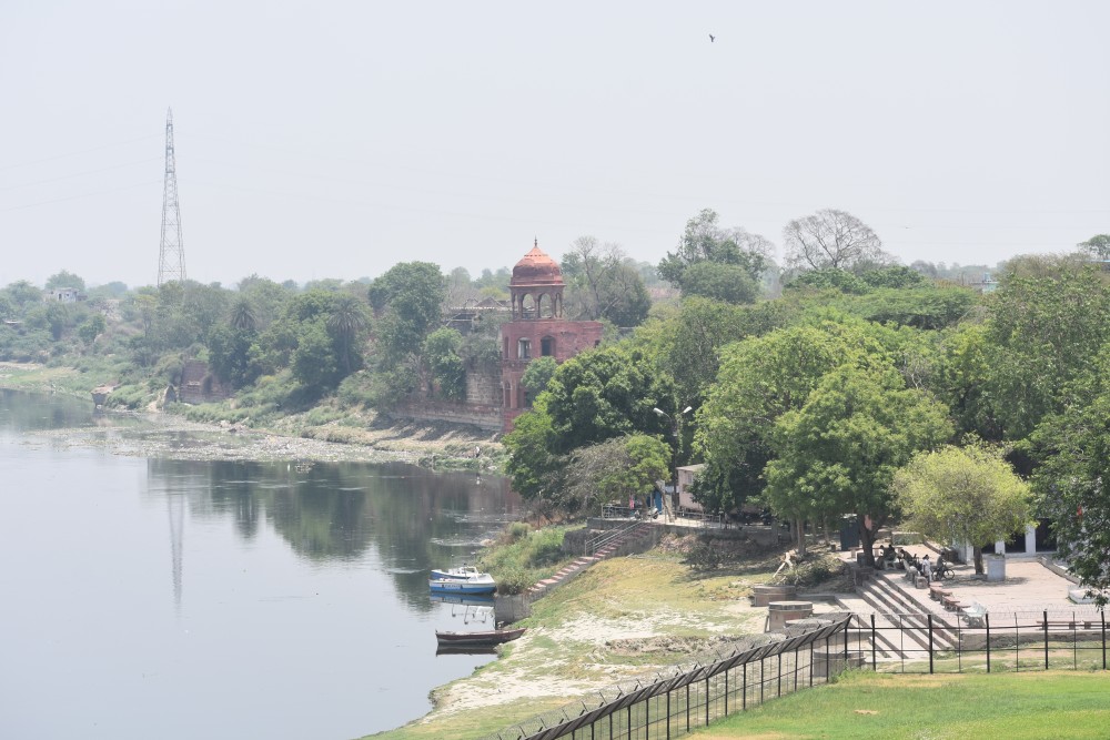 one can take boats and get onto the yamuna