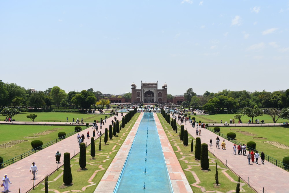 the large gardens of the taj mahal