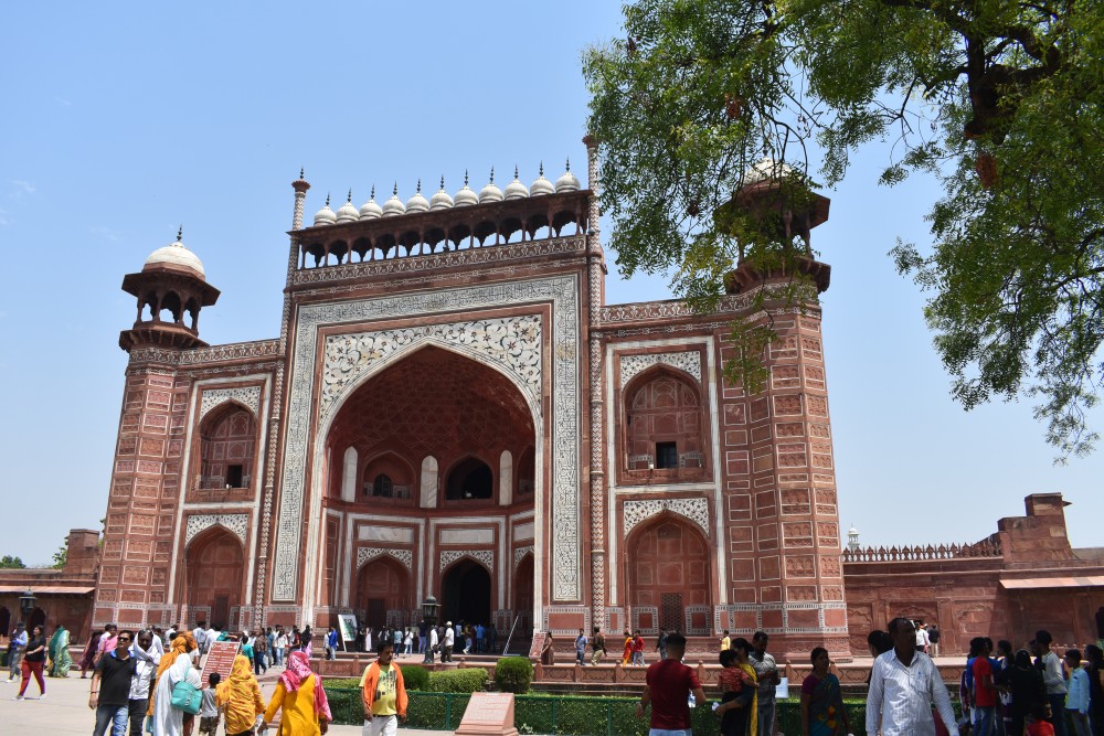 the main gate to taj mahal agra india