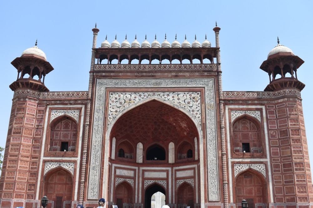 the main gate to taj mahal agra india