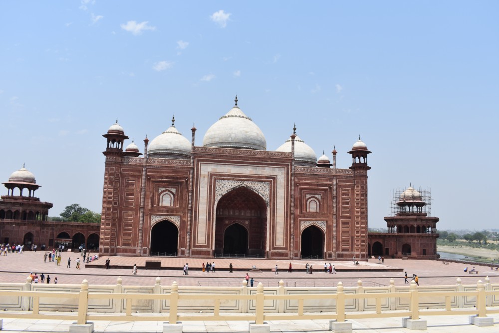 the mosque of taj mahal