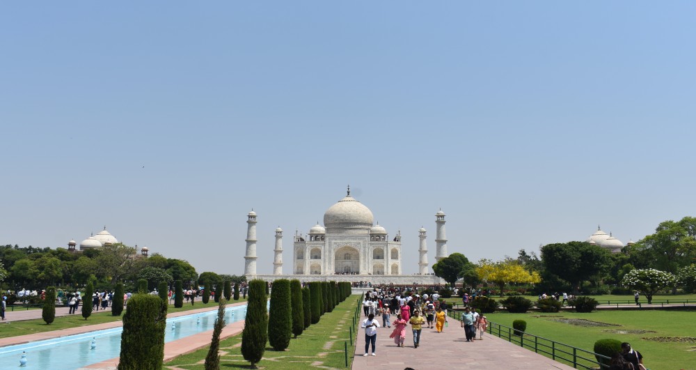 walking to the taj mahal and its two other edifices too