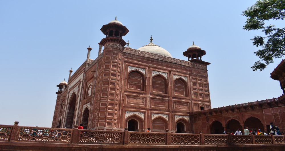 what a beautiful building with all its lattice work