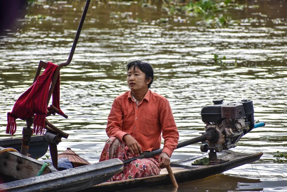 local+myanmar+woman+rowing+boat+inle+lake+Things+to+do+Inle+lake