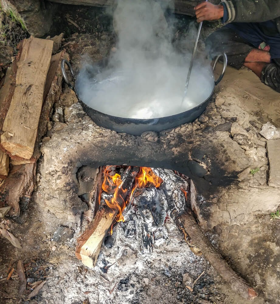 shepherds+making+khoya+bunbuni+parvati+valley+himachal+india