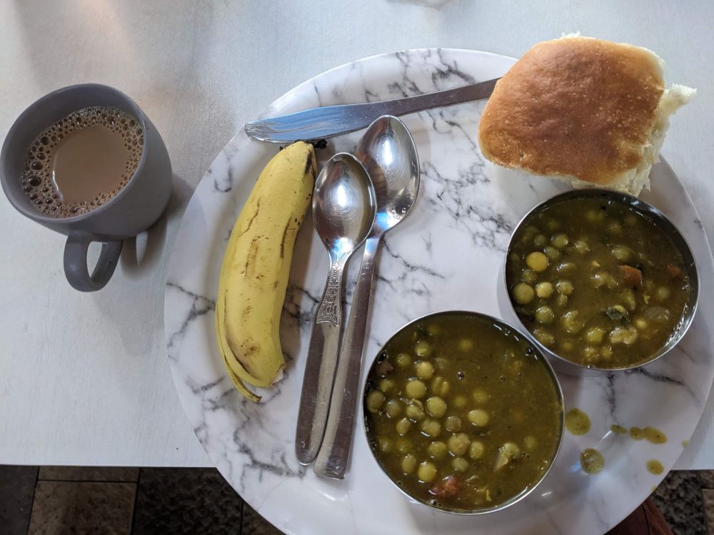 local breakfast peas curry pav tea goa (1)