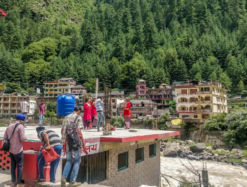 girls+photography+kullu+dress+manikaran+parvati+river+himachal+pradesh+india