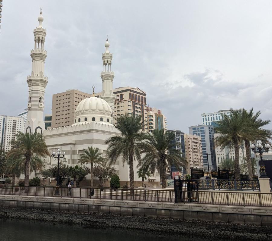 Dusty Sharjah: The Poorer Brother of Abu Dhabi and Dubai 17 a beautiful mosque on the other side sharjah