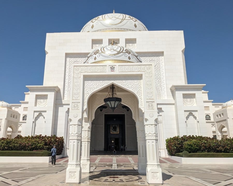 The Presidential Palace in Abu Dhabi (The UAE): To See or Not To See 3 a closeup of the entrance of presidential palace abu dhabi uae