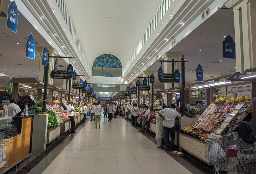 Dusty Sharjah: The Poorer Brother of Abu Dhabi and Dubai 31 vendors waiting and calling (1) big souq sharjah