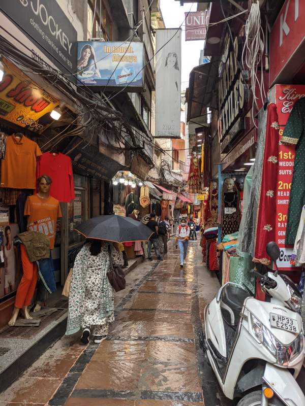 हिमाचल प्रदेश का अदभुत मंडी शहर 2 a typical street of mandi